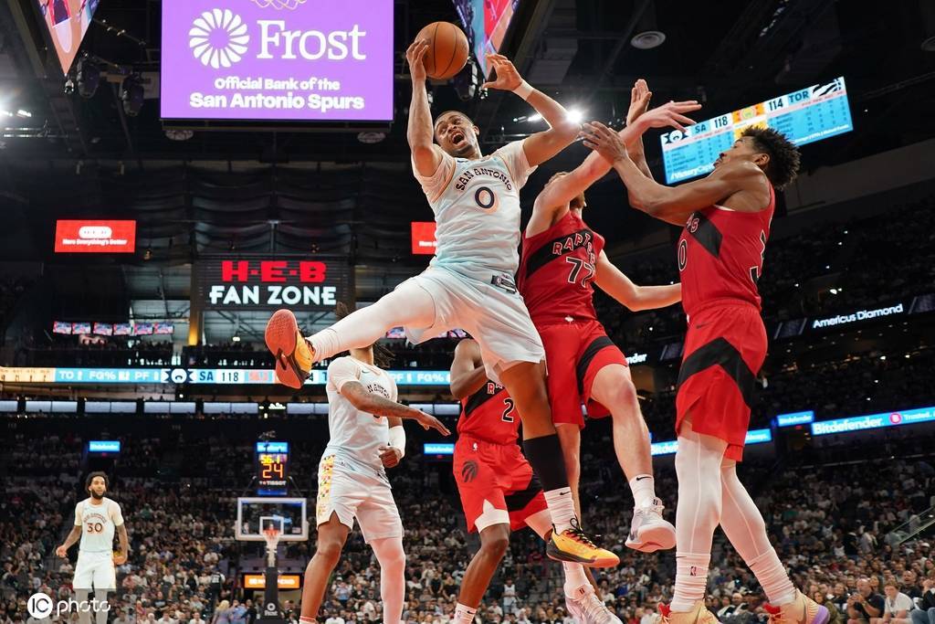 巴恩斯35+11+8约翰逊23分 收官战马刺胜猛龙