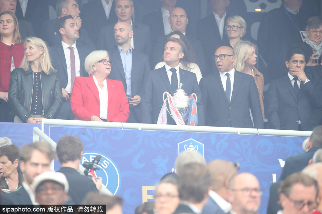 PSG欧冠捧杯！主席与奖杯同眠，14年20亿欧烧出震世一冠！