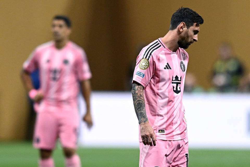 38岁梅西生涯第6次吞0-4仰天长叹，头槌冲顶险破门仍获7.4分